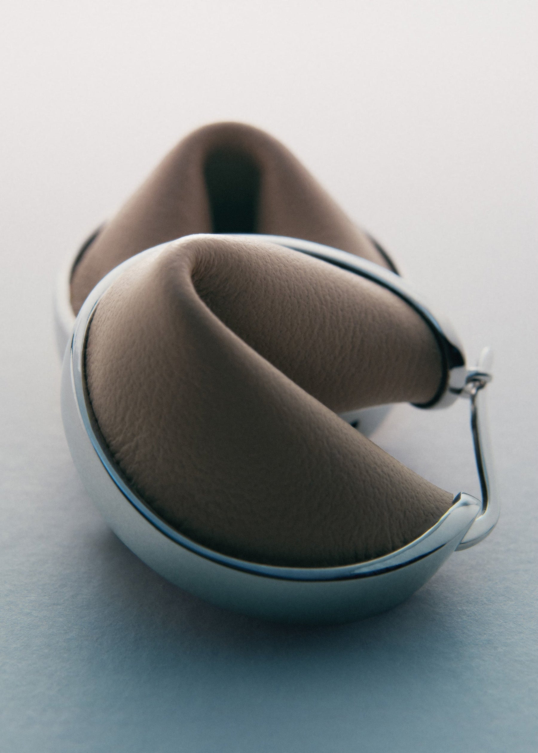 Ormé Hoop Earrings - Silver in rhodium with Taupe Leather